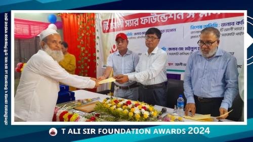 অবসরপ্রাপ্ত আদর্শ শিক্ষকদের  শ্রদ্ধা, ফুলেল ভালোবাসা  ও তাঁদের  কর্মজীবনের তথ্যচিত্র  প্রদর্শন ও সংরক্ষণের মাধ্যমে মৌলভীবাজার  জেলার ১৪ জন  শিক্ষককে আনুষ্ঠানিকভাবে প্রদান করা হয়েছে  টি আলী স্যার ফাউন্ডেশন সম্মাননা-২০২৪। এরমধ্যে ৫ জনকে দেওয়া হয়-  টি আলী স্যার ফাউন্ডেশন সম্মাননা -২০২৪। বাকী ৯ জন আদর্শ শিক্ষককে দেয়া হয়েছে টি আলী স্যার ফাউন্ডেশন বিশেষ  সম্মাননা- ২০২৪