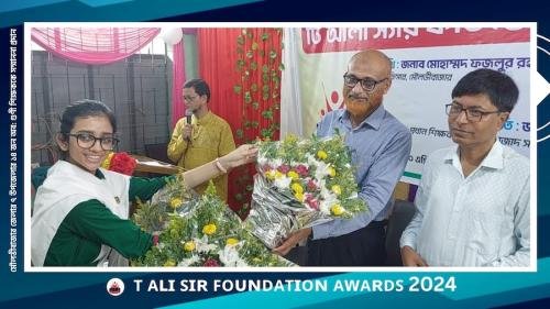 প্রধান অতিথি মোহাম্মদ ফজলুর রহমান  শিক্ষকদের নিয়ে কাজ করা সংগঠন- টি আলী স্যার ফাউন্ডেশন ইউকের  উদ্যোগের ভুয়সী  প্রসংশা করে বলেন, এই ধরণের চর্চা যতো বেশী হবে সমাজ তো বেশী উপকৃত হবে। মানুষ গড়ার কারিগরদের আনুষ্ঠানিক  সম্মান জানানো ব্যক্তিরাও সমাজে নি:সন্দেহে সম্মানীত। প্রবাসে থেকেও  সমাজে আলোকিত করার  অনন্য কাজ করা যায়- যুক্তরাজ্যভিত্তিক এই সংগঠনটি তার উজ্জ্বল উদাহরণ।  বিশেষ অতিথি  সিলেট সরকারি পাইলট উচ্চ বিদ্যালয়ের প্রধান শিক্ষক ও টি আলী স্যার ফাউন্ডেশনের বাংলাদেশ সমন্বয়ক কবির খান তার বক্তব্যে  – ফাউন্ডেশনের ধারাবাহিক কার্যক্রম এবং সম্মাননা  পদকের  বিস্তারিত তুলে ধরেন।